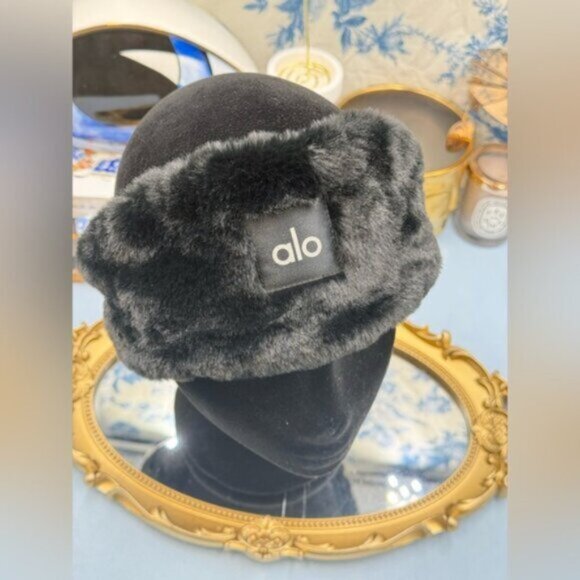 🆕 ALO YOGA 🧿 NWOT Faux Fur Ear Warmers - Black - Picture 9 of 13